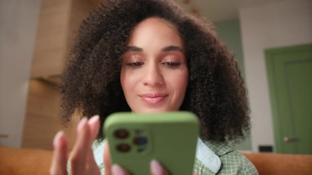 Mulher Rolando Smartphone Câmera 20S Mestiço Feminino Usando Telefone Sentado — Vídeo de Stock