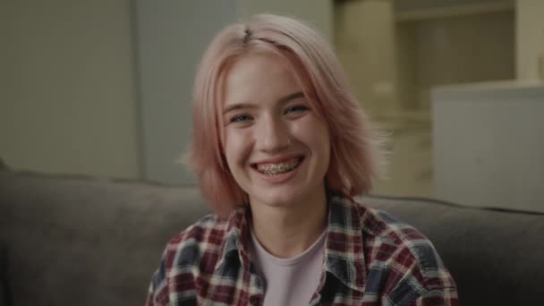 Женщина Годов Зубными Брекетами Смеющаяся Над Камерой Веселые Розовые Волосы — стоковое видео