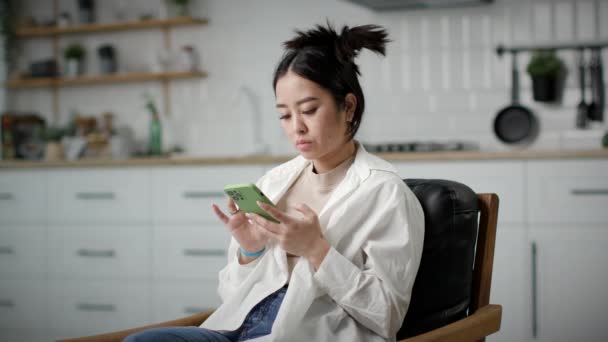 Mujer Asiática Usando Teléfono Móvil Casa Joven Mujer Coreana Adulta — Vídeos de Stock