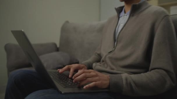 Uomo Nero Anni Digitando Utilizzando Computer Portatile Casa Libero Professionista — Video Stock