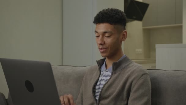 Człowiek Rozmawiający Laptopem Czarny Facet Jest Wideo Rozmowie Pomocą Laptopa — Wideo stockowe