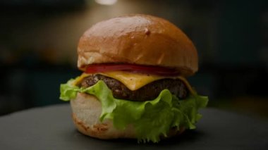 Hamburger Dönen Yavaş Hareket. Lezzetli Cheeseburger yakın çekim. 4K