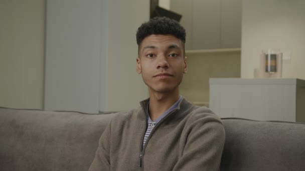 Siyah Adam Wow Emotion Camera Gösteriyor Yaşlarda Evdeki Kanepede Oturan — Stok video