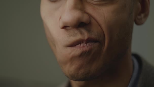 Kasvetli Siyah Adam Ağzı Afro Amerikan Erkek Ağzı Kameraya Negatif — Stok video