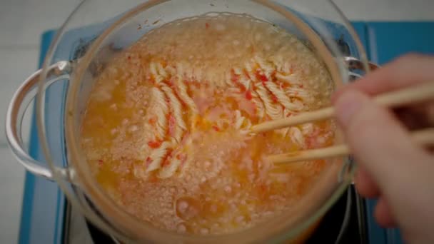 Mezcla Mano Fideos Sopa Con Palillos Vista Superior Cerca — Vídeo de stock