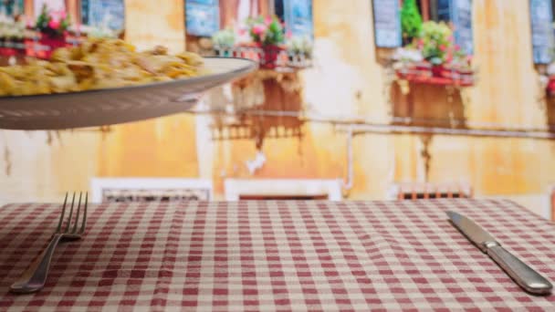 餐桌上的手端意大利面 外面的意大利餐馆 — 图库视频影像