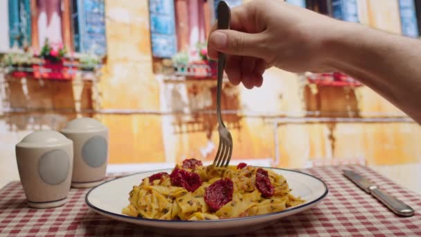 Ręczne Jedzenie Makaronu Pov Jedząc Włoskie Jedzenie Restauracji Świeżym Powietrzu — Wideo stockowe