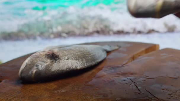 Dorado Fresh Fish Nad Morzem Ręczne Umieszczanie Świeżych Ryb Drewnie — Wideo stockowe