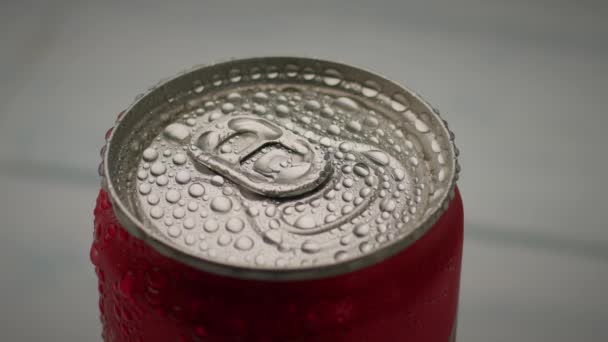 Red Cola Can Freezing Inglês Uma Lata Molhada Fria Câmara — Vídeo de Stock