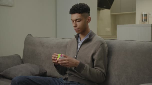 Black Man Solving Cube Jigsaw Jogadas Millennial Inteligentes Com Quebra — Vídeo de Stock
