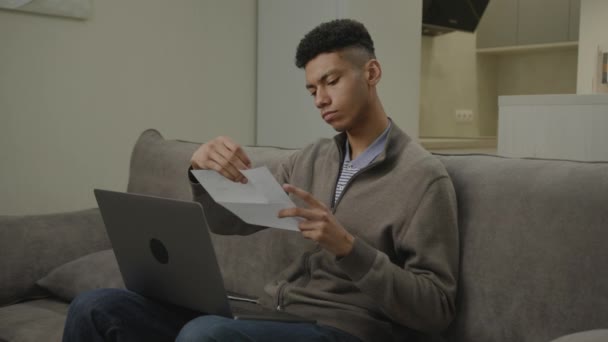 Μαύρος Που Πληρώνει Λογαριασμούς Στο Σπίτι Millennial Άνδρες Λογιστική Οικονομικά — Αρχείο Βίντεο