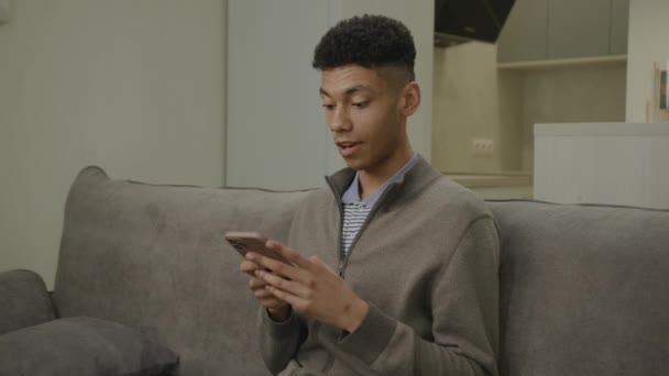 Έξοδος Άνθρωπος Διαβάζει Καλά Νέα Για Smartphone Αφροαμερικάνος Είναι Πολύ — Αρχείο Βίντεο