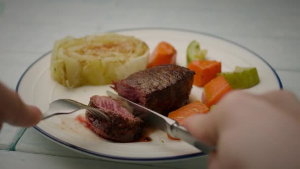 Comer Bife Bife Com Garfo Faca Pov Câmara Lenta Perto — Vídeo de Stock