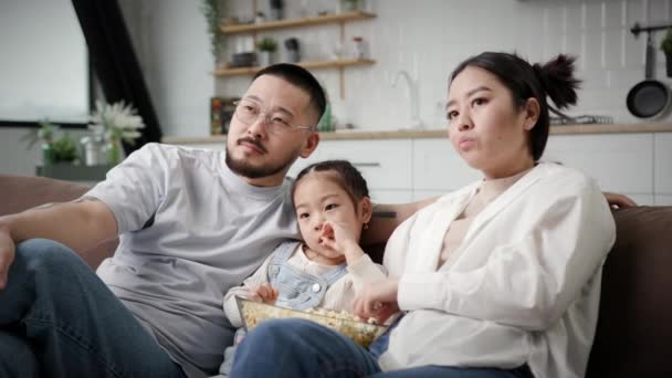 Familie Med Kid Spise Popcorn Sofaen Asiatisk Familie Har Det – Stock-video
