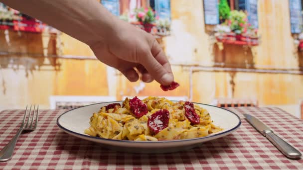 Met Hand Serveren Pasta Met Gedroogde Tomaten Tafel Buiten Italiaans — Stockvideo