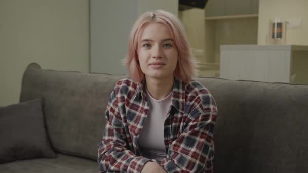 Páni Emoce Dvacítky Millennial Žena Překvapený Pohled Kameru Neuvěřitelné Zprávy — Stock video