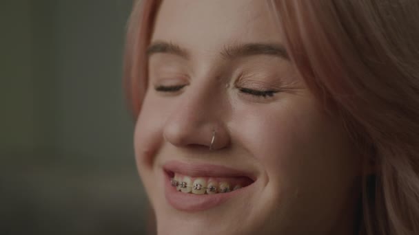 Žena Zubními Závorkami Usmívající Portrét Pěkná Tisíciletá Žena Hledící Kamery — Stock video