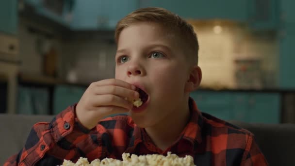 Grabben Äter Popcorn Hemma Nära Håll Pojke Tittar Med Popcorn — Stockvideo