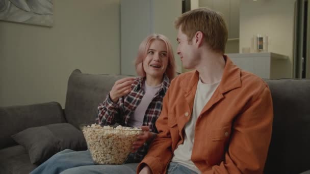 Een Paar Lachende Popcorn Etende Zittend Bank Thuis Millennial Familie — Stockvideo