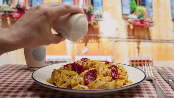 Паста Солью Рук Pov Eating Italian Food Outdoor Restaurant — стоковое видео