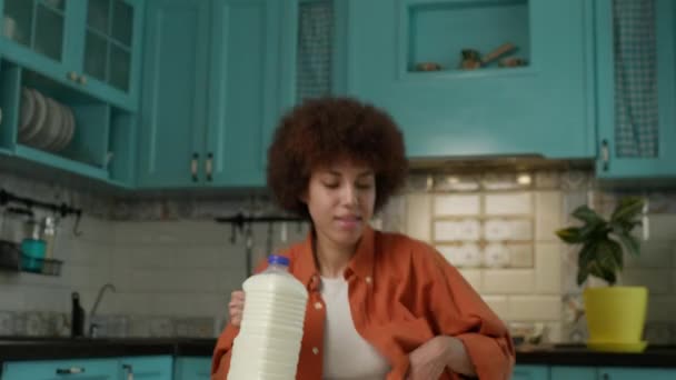 Черная Женщина Завтракает Хлопьями Кукурузы Молоком Летняя Женщина Готовит Завтрак — стоковое видео