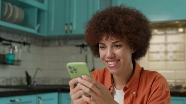 Neşeli Siyah Kadın Evde Akıllı Telefon Kullanarak Mesajlaşıyor Yaşlarda Cep — Stok video