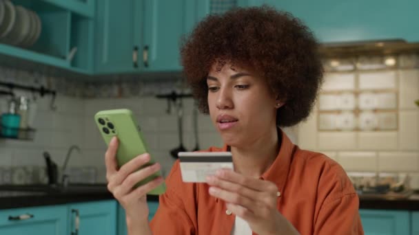 Black Woman Paying Online Holding Tarjeta Crédito Smartphone 20S Dama — Vídeos de Stock