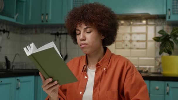 Black Woman Reading Book 20S Lady Enjoys Reading Literature Sitting — Stock Video
