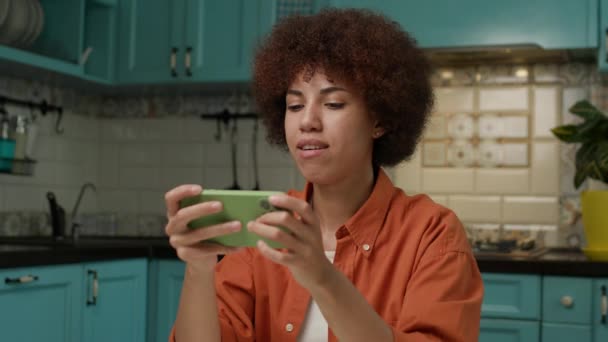 Wanita Hitam Memenangkan Smartphone Video Game Wanita Afrika Amerika Bermain — Stok Video