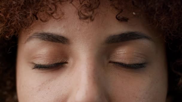 黑女人的眼睛睁大眼睛 非裔美国女性面带微笑地看着镜头 — 图库视频影像