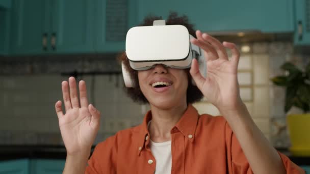 Donna Realtà Virtuale Auricolare Gesticolare Con Mani Donna Sulla Ventina — Video Stock