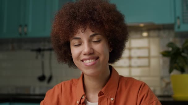 Zâmbind Portretul Femeii Afro Americane Femeie Neagră Încrezătoare Uită Cameră — Videoclip de stoc