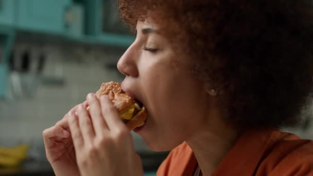 Schwarze Frau Isst Burger Weibchen Beißen Leckeren Cheeseburger Großaufnahme Zeitlupe — Stockvideo