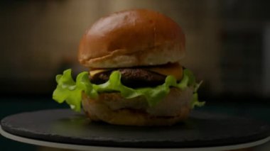 Hamburger İşlemi. Hamburger malzemeleri ağır çekimde düşüyor. Tam HD