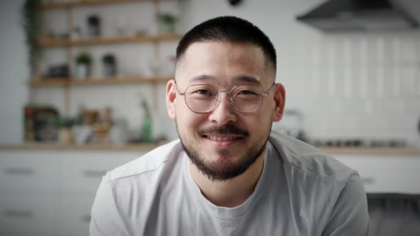 Portrait Homme Asiatique 30S Mâle Souriant Regardant Caméra — Video