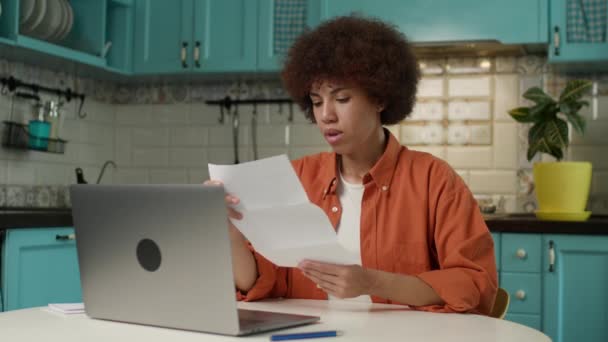 Laptop Siyah Kadın Mza Belgeleri Yazıyor Evrak Işleriyle Uğraşan Yılların — Stok video