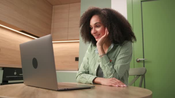Mulher Falando Line Usando Laptop 20S Afro Americanas Freelancer Trabalhando — Vídeo de Stock