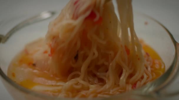 麺を食べる 麺のスープを箸で手で混ぜます 閉じる ゆっくりとした動き — ストック動画