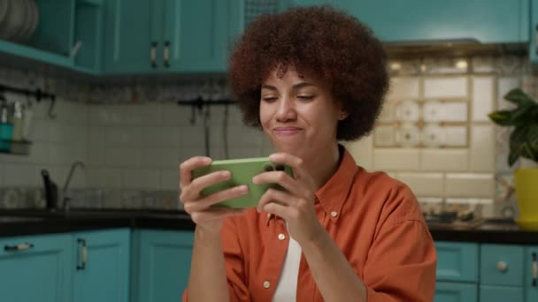 黑女人用手机输了电子游戏 20多岁的女性坐在家里用智能手机玩虚拟游戏 — 图库视频影像