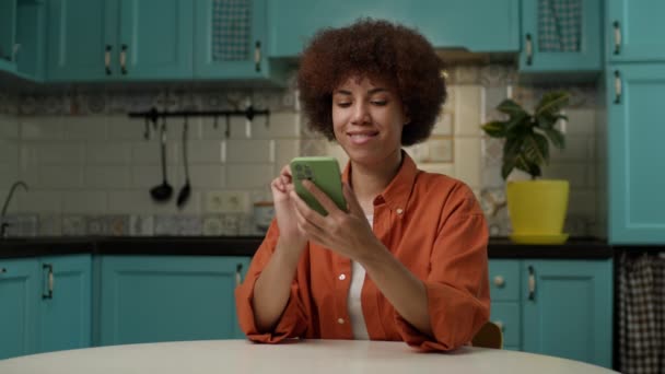 Czarna Kobieta Składająca Zamówienie Dostawy Żywności Pomocą Aplikacji Smartphone Kobieta — Wideo stockowe
