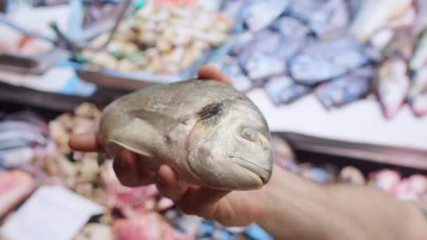 Kupujący Biorą Dorado Świeże Ryby Sprzedających Ręce Rynek Świeżych Owoców — Wideo stockowe