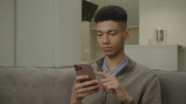 Człowiek Pokazuje Zielony Ekran Smartfona Afroamerykanin Kluczem Telefonu Komórkowego Uśmiechnięta — Wideo stockowe