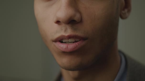 Black Male Mouth Mluví Kameru Zblízka Afroameričan Mluví Před Kamerou — Stock video
