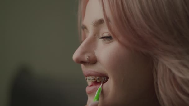 Frau Wäscht Ihre Zähne Mit Zahnspangen Zahnspangen Bürste Reinigungsprozess — Stockvideo