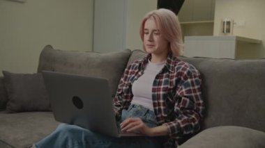 Kötü haber okuyan kadın dizüstü bilgisayar kullanıyor. Üzgün beyaz kadın bilgisayara bakan bir şey yüzünden gergin. 4K
