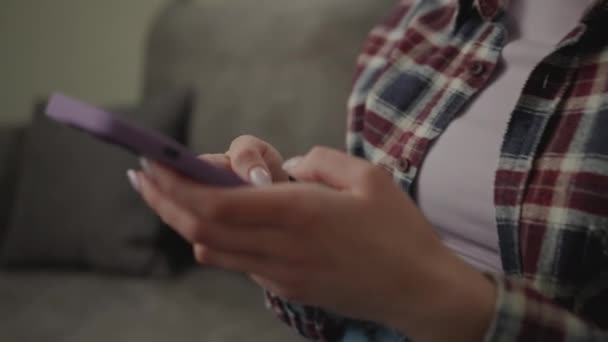 Frau Mit Handy Auf Couch Sitzend Junge Erwachsene Frauen Chatten — Stockvideo