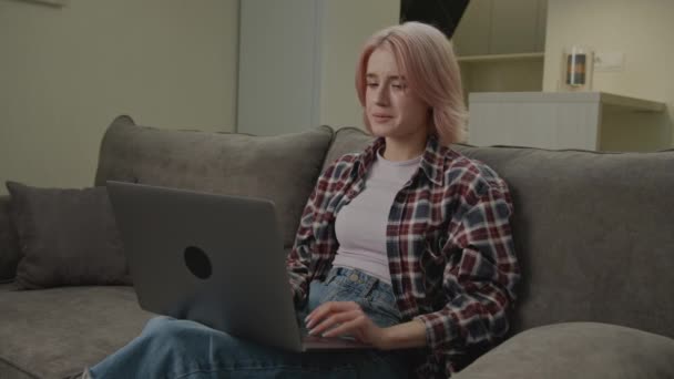 Een Vrouw Die Slecht Nieuws Leest Met Laptop Blanke Vrouw — Stockvideo