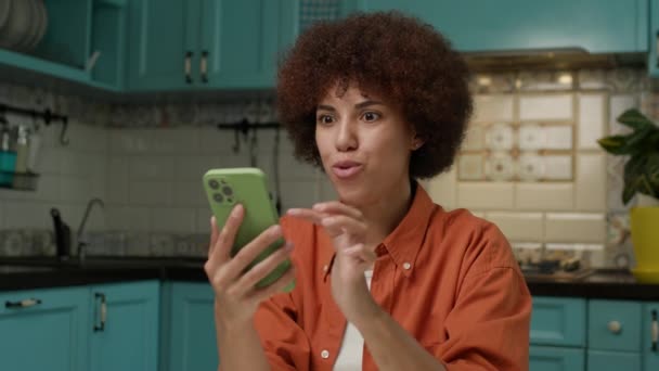 Czarna Kobieta Patrząca Smartfona Świętująca Sukces Okazująca Emocje Latka Podekscytowana — Wideo stockowe