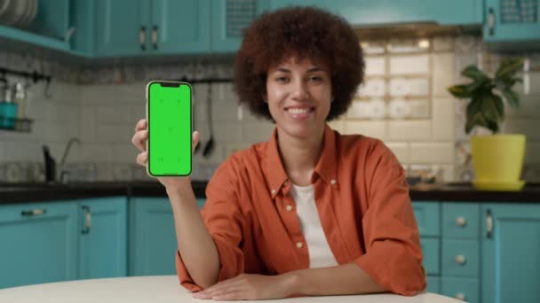 拿着绿色荧幕手机的黑人女人的钱掉了 用手机应用程序接收现金中奖 — 图库视频影像