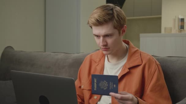 Man Skriver Laptop Håller Amerikanska Pass Händerna Vit Man Som — Stockvideo